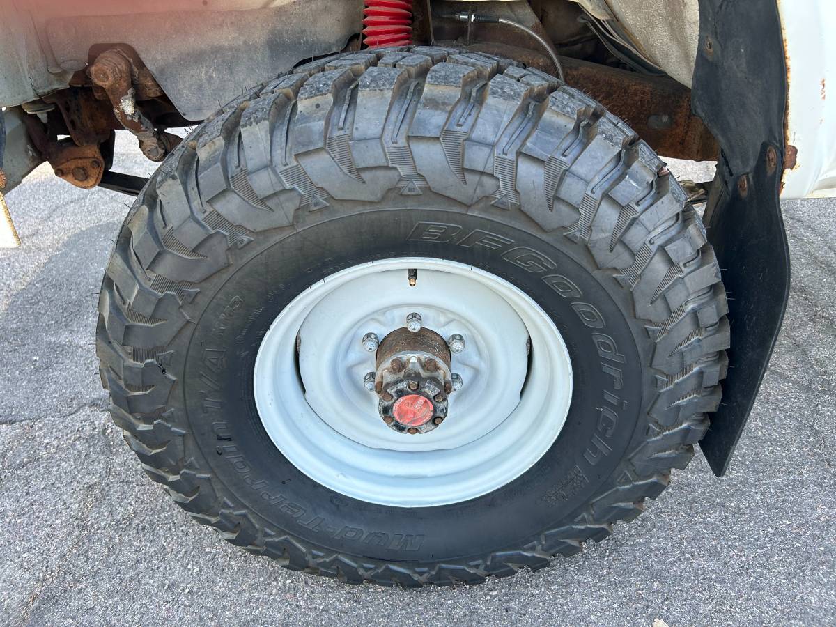 Toyota-truck-1985-white-15