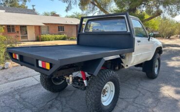 Toyota-truck-1985-white-2