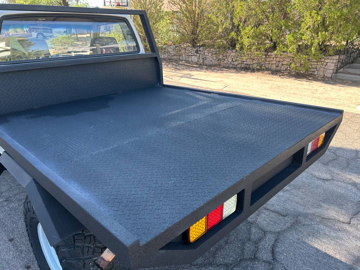 Toyota-truck-1985-white-3