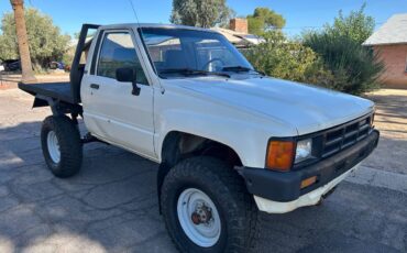 Toyota-truck-1985-white
