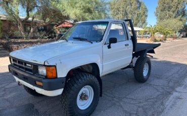 Toyota-truck-1985-white-4