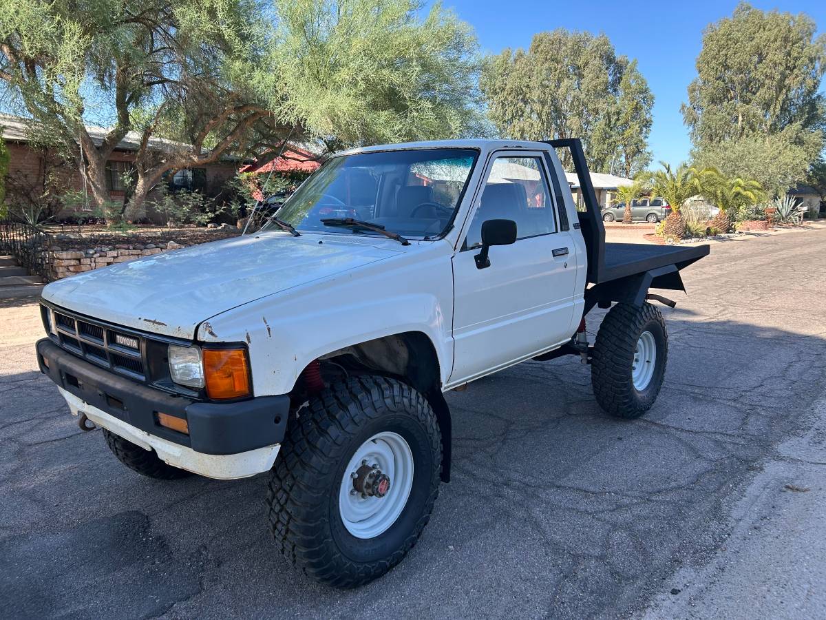Toyota-truck-1985-white-4