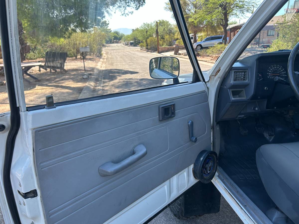 Toyota-truck-1985-white-5