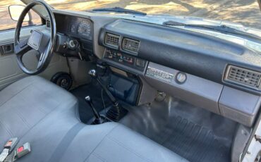 Toyota-truck-1985-white-7
