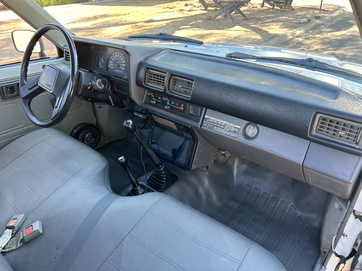 Toyota-truck-1985-white-7
