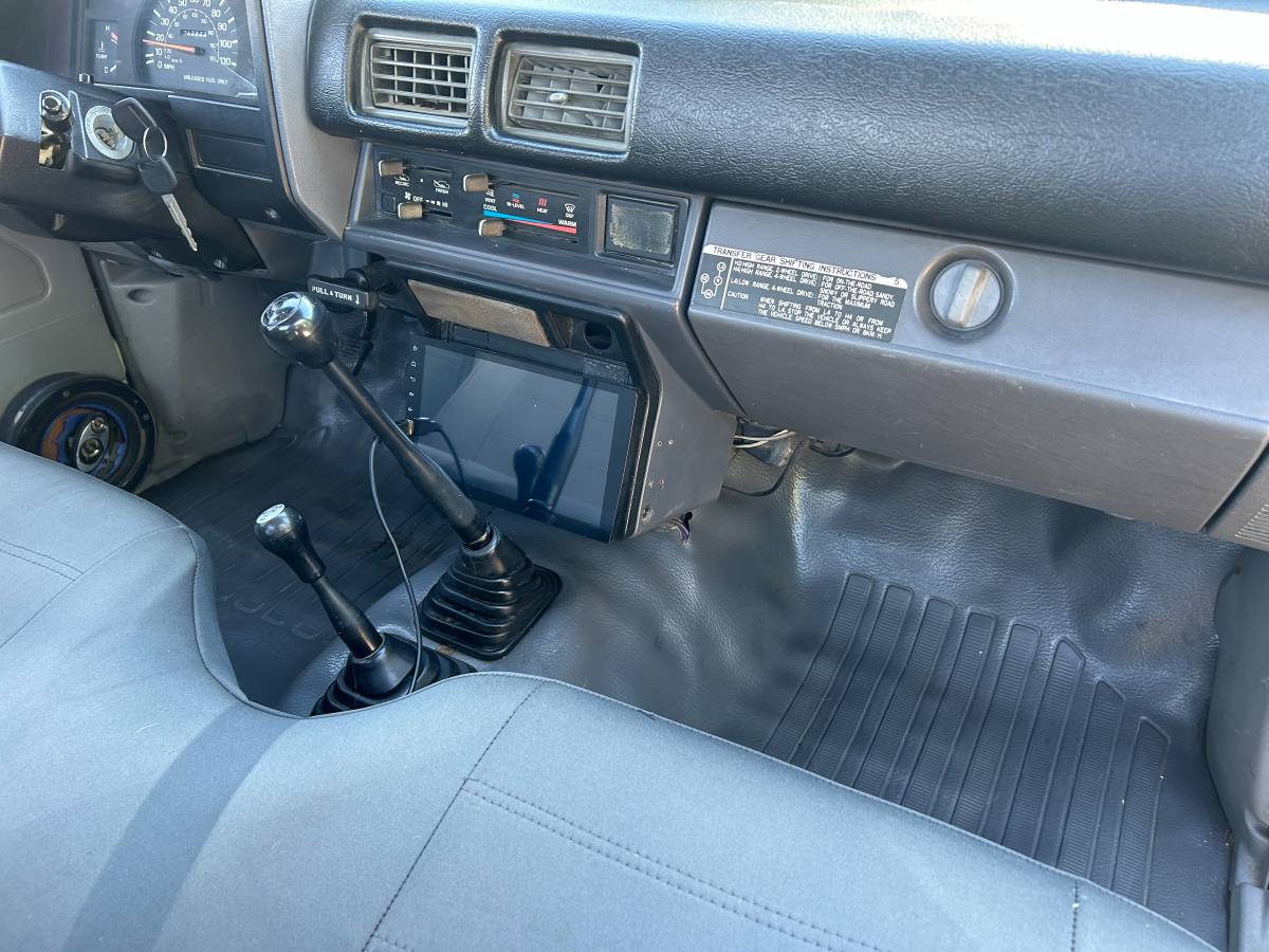 Toyota-truck-1985-white-8