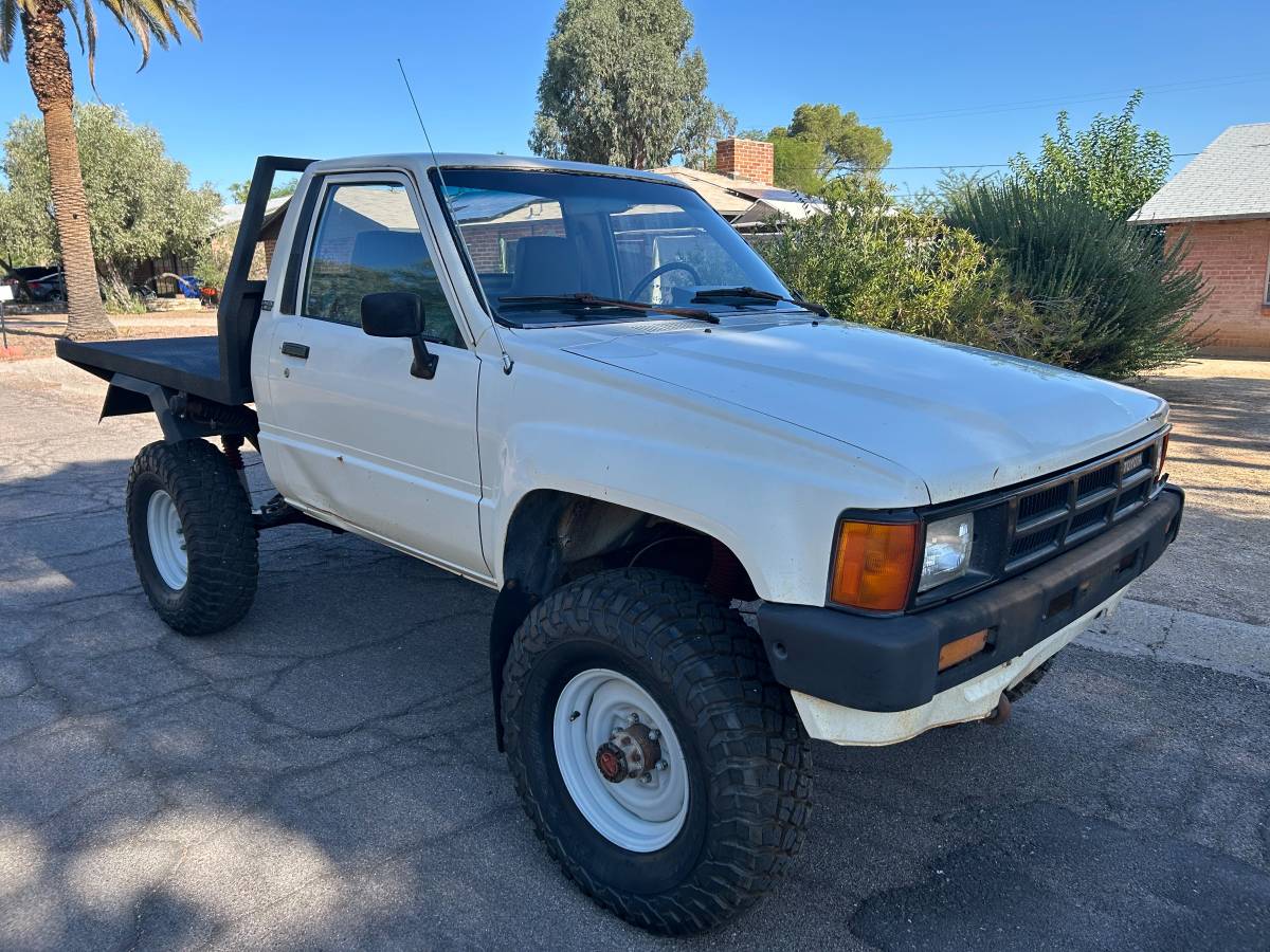 Toyota-truck-1985-white