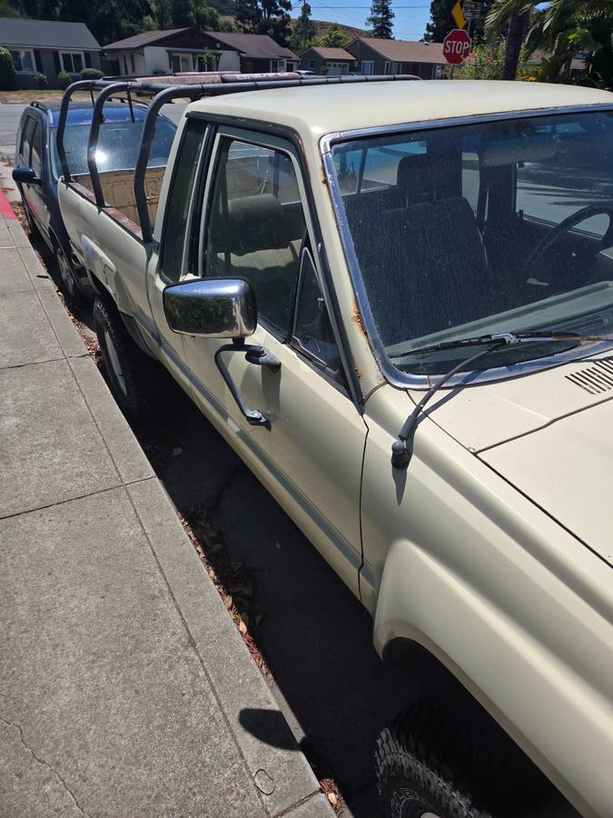 Toyota-truck-4wd-1986-yellow-1
