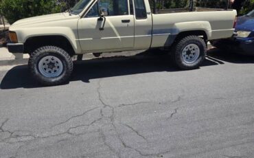 Toyota-truck-4wd-1986-yellow