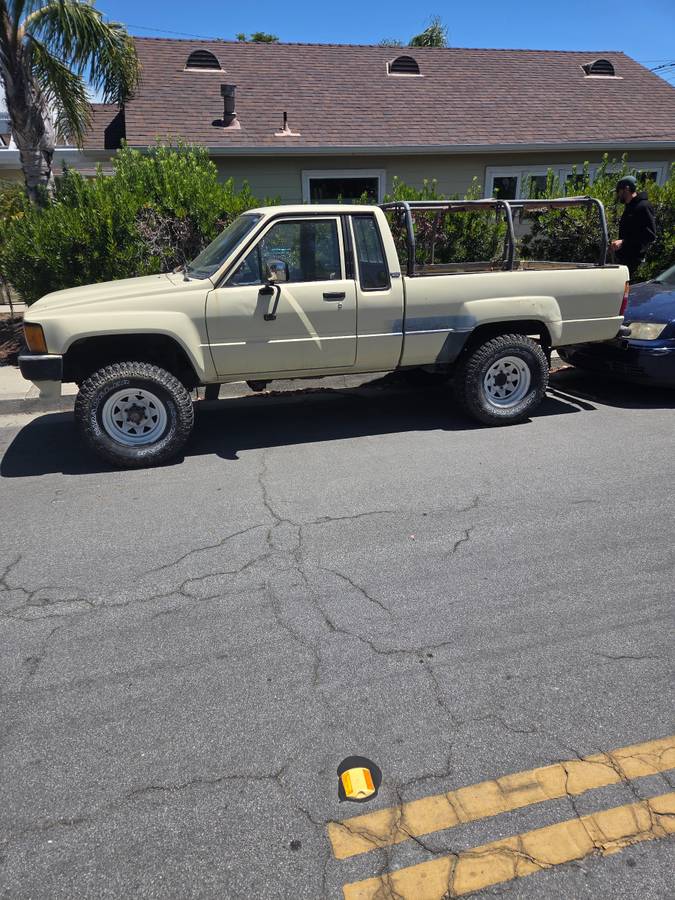 Toyota-truck-4wd-1986-yellow