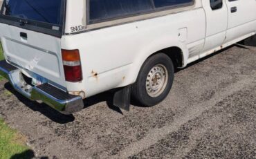 Toyto-extended-cab-pickup-1991-white-3