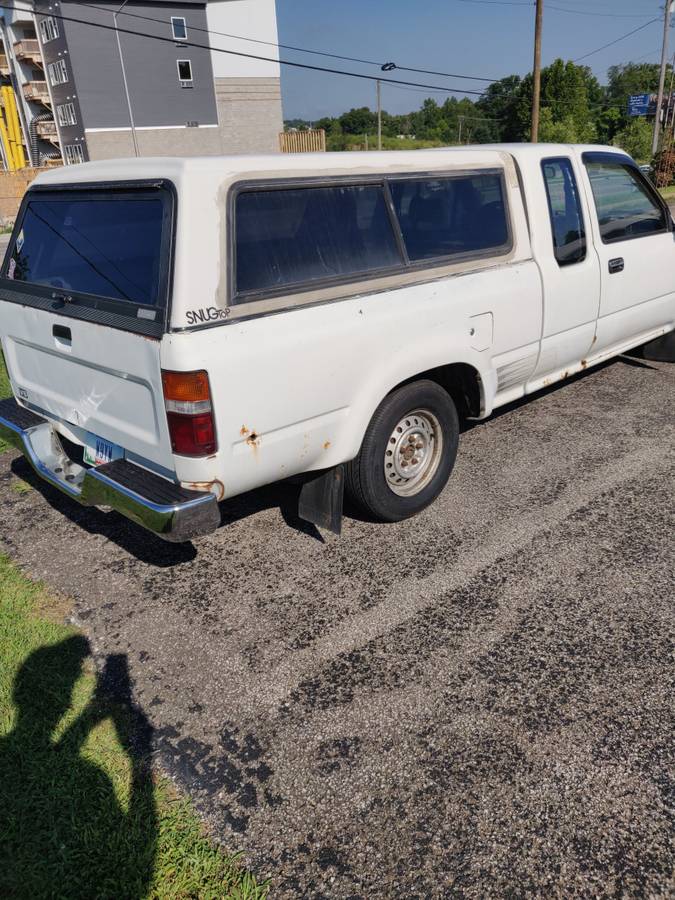Toyto-extended-cab-pickup-1991-white-3