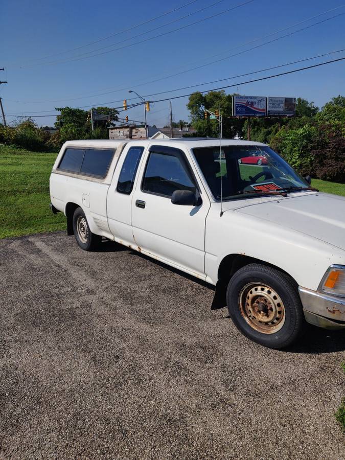 Toyto-extended-cab-pickup-1991-white-4