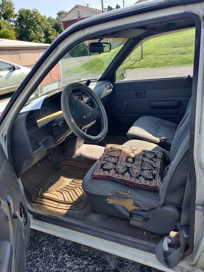 Toyto-extended-cab-pickup-1991-white-6
