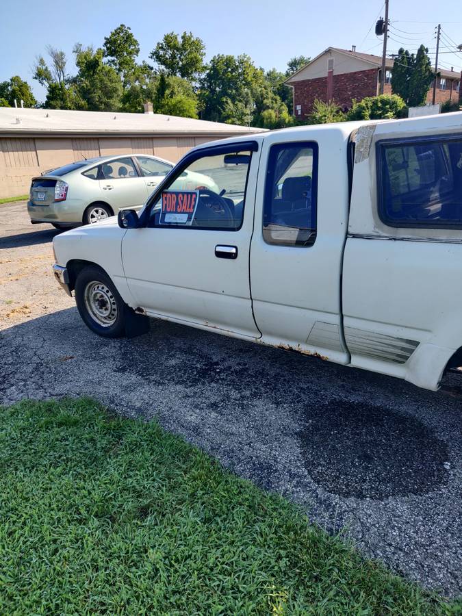 Toyto-extended-cab-pickup-1991-white-7