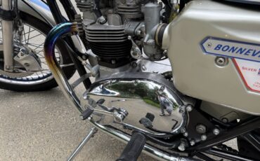 Triumph-Bonneville-1977-10