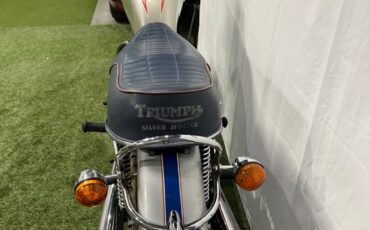 Triumph-Bonneville-1977-10