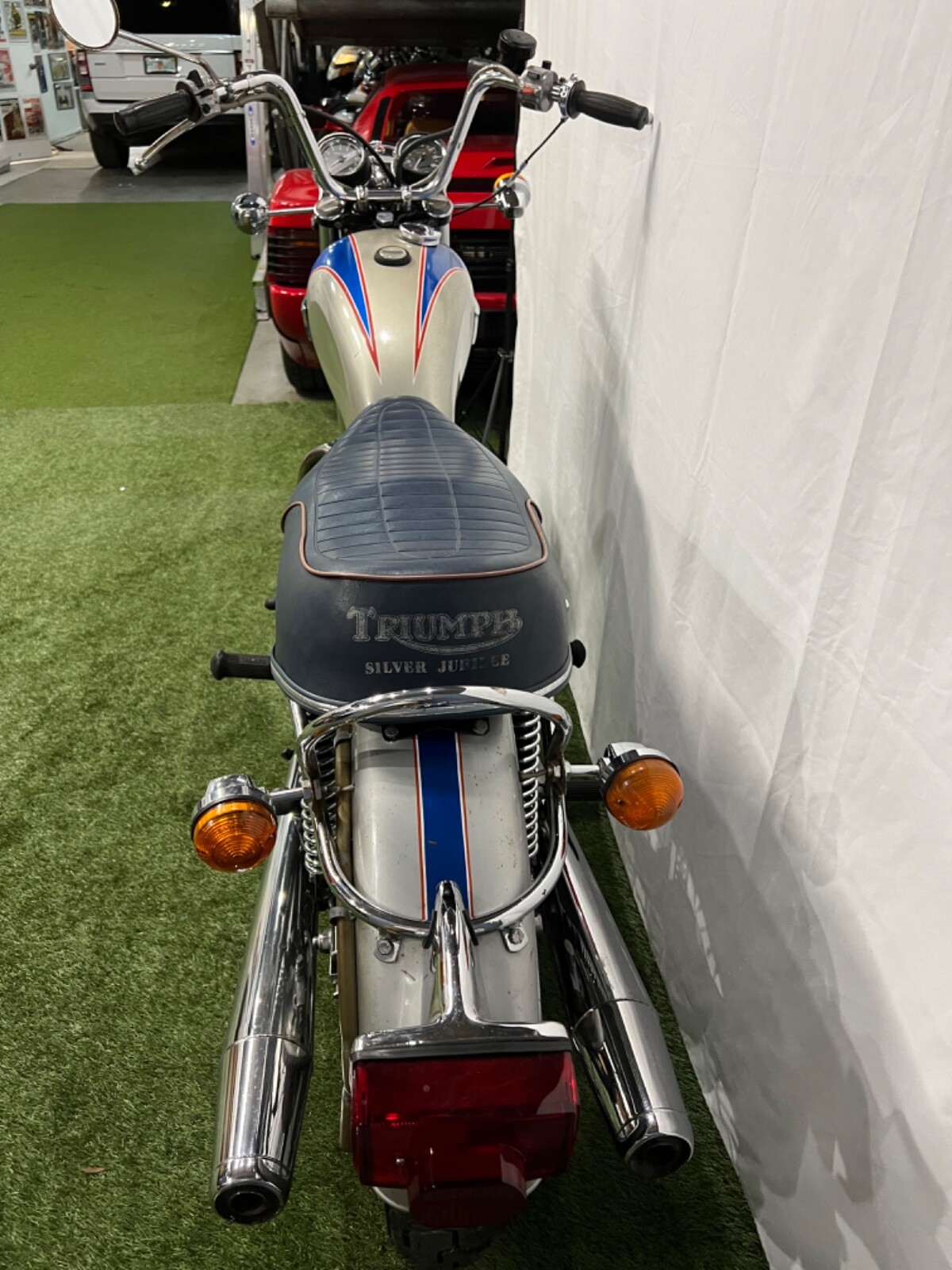 Triumph-Bonneville-1977-10