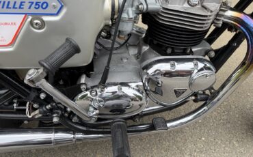 Triumph-Bonneville-1977-13