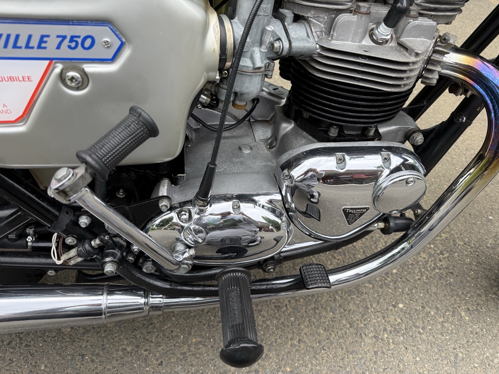 Triumph-Bonneville-1977-13