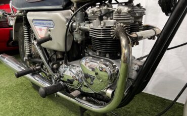 Triumph-Bonneville-1977-19
