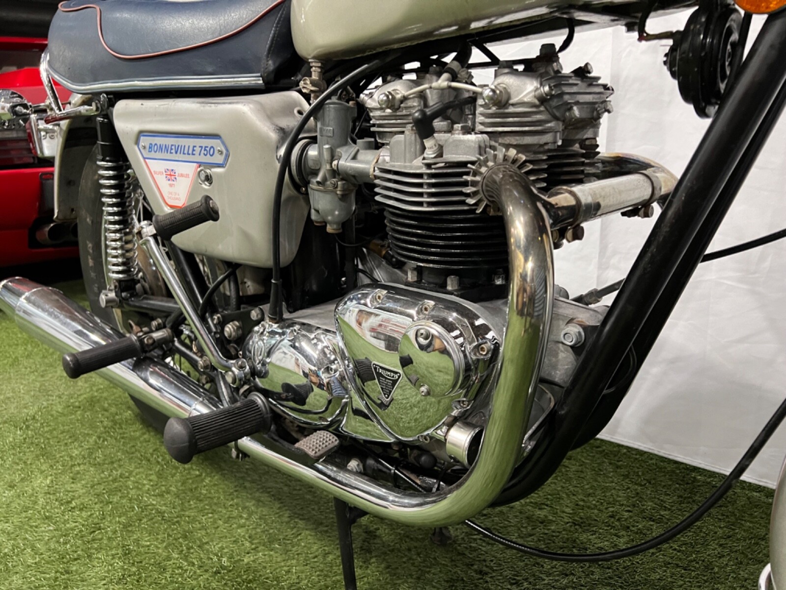 Triumph-Bonneville-1977-19