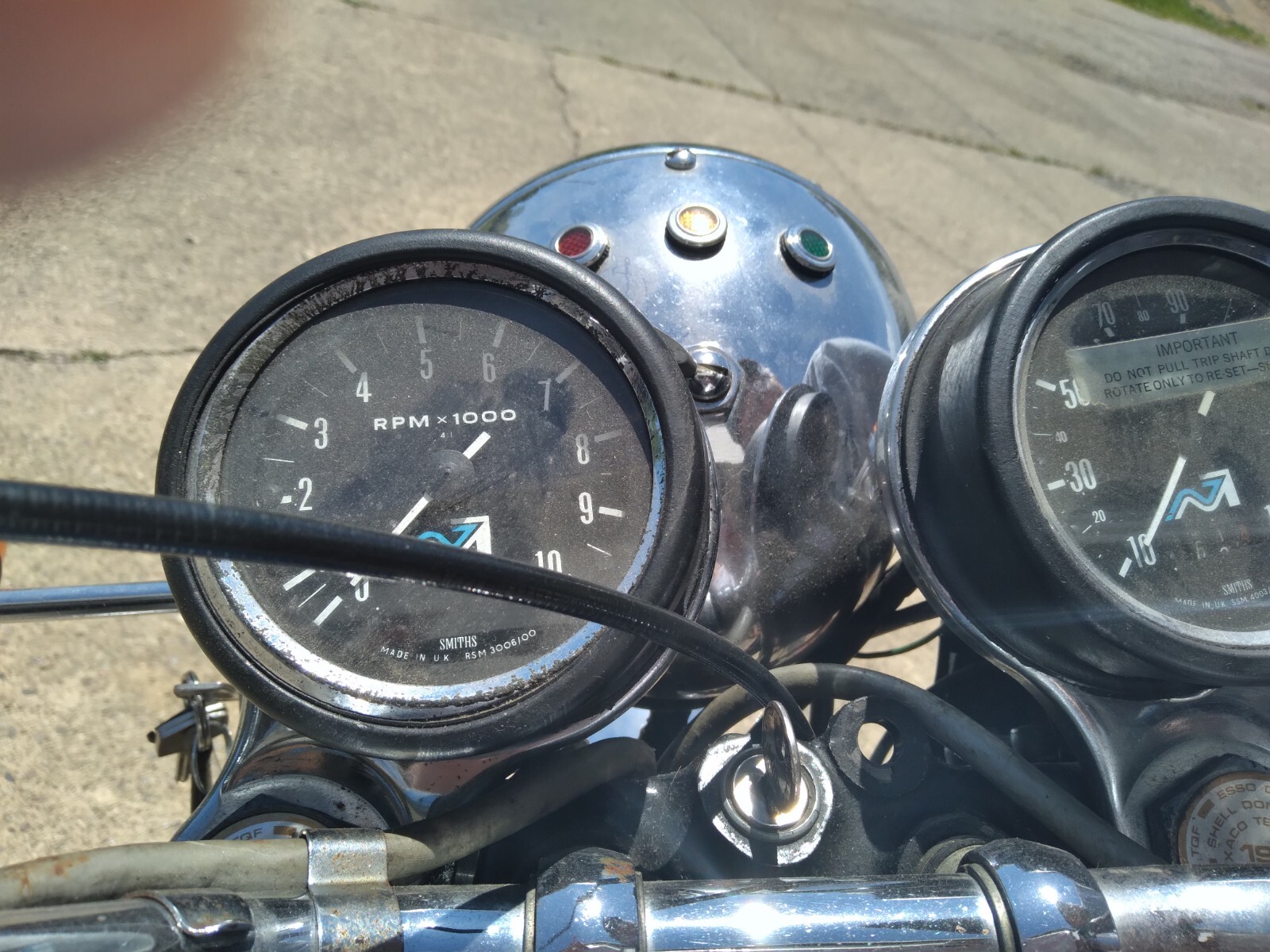 Triumph-Bonneville-1977-2