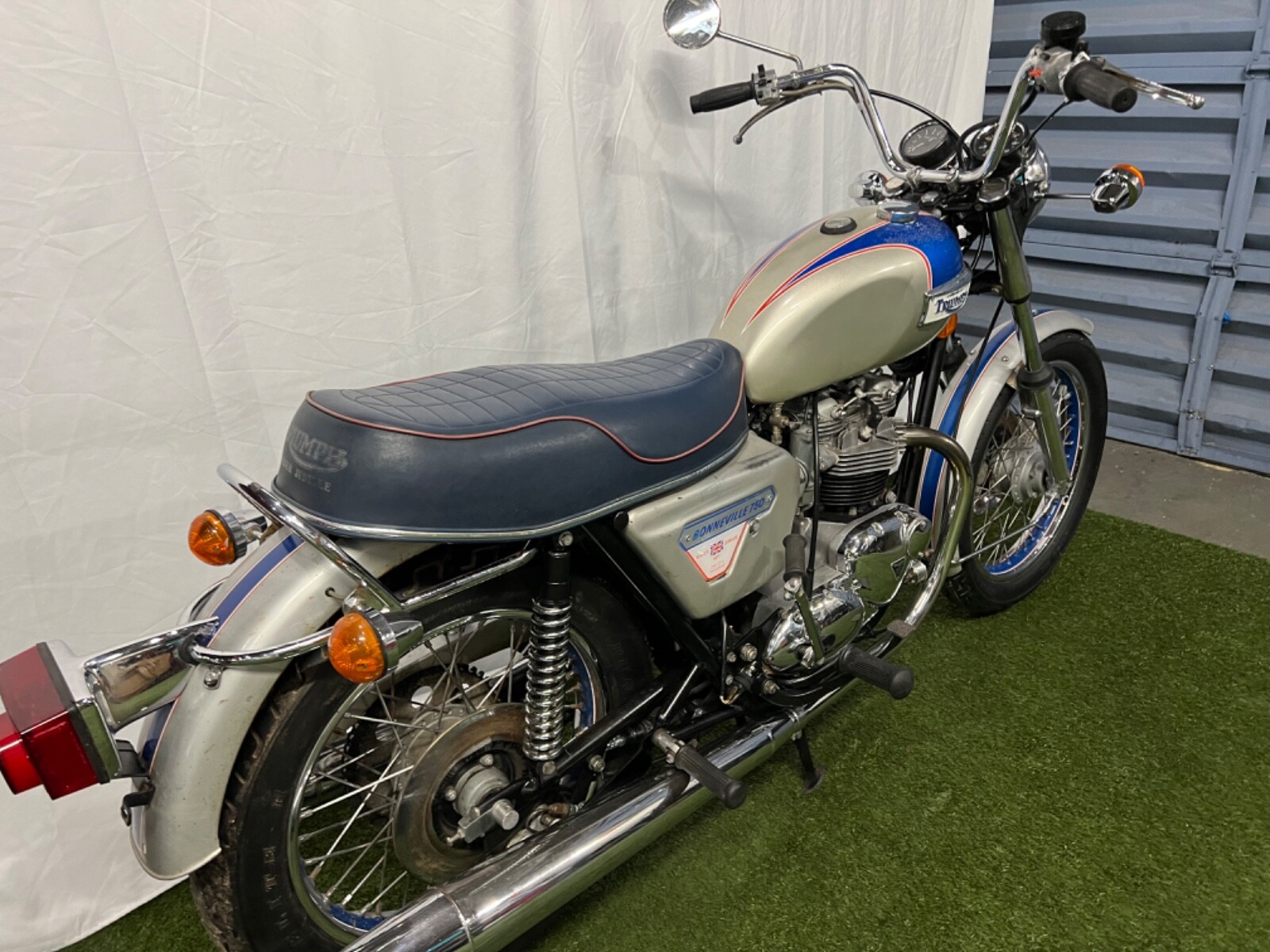 Triumph-Bonneville-1977-2