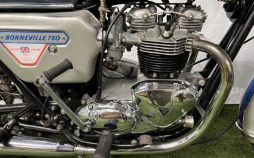 Triumph-Bonneville-1977-20