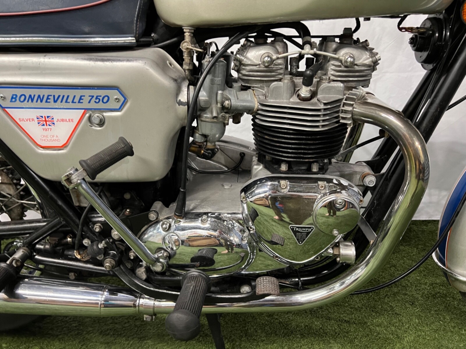 Triumph-Bonneville-1977-20
