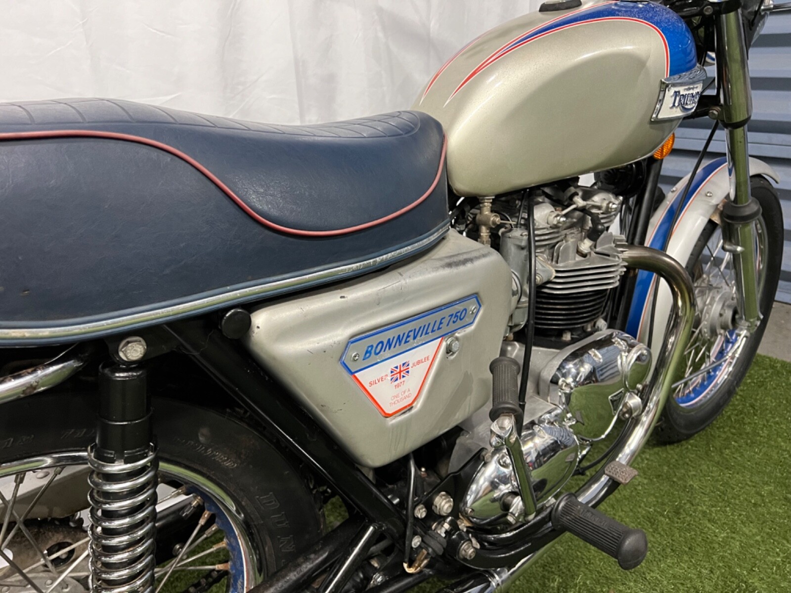 Triumph-Bonneville-1977-22