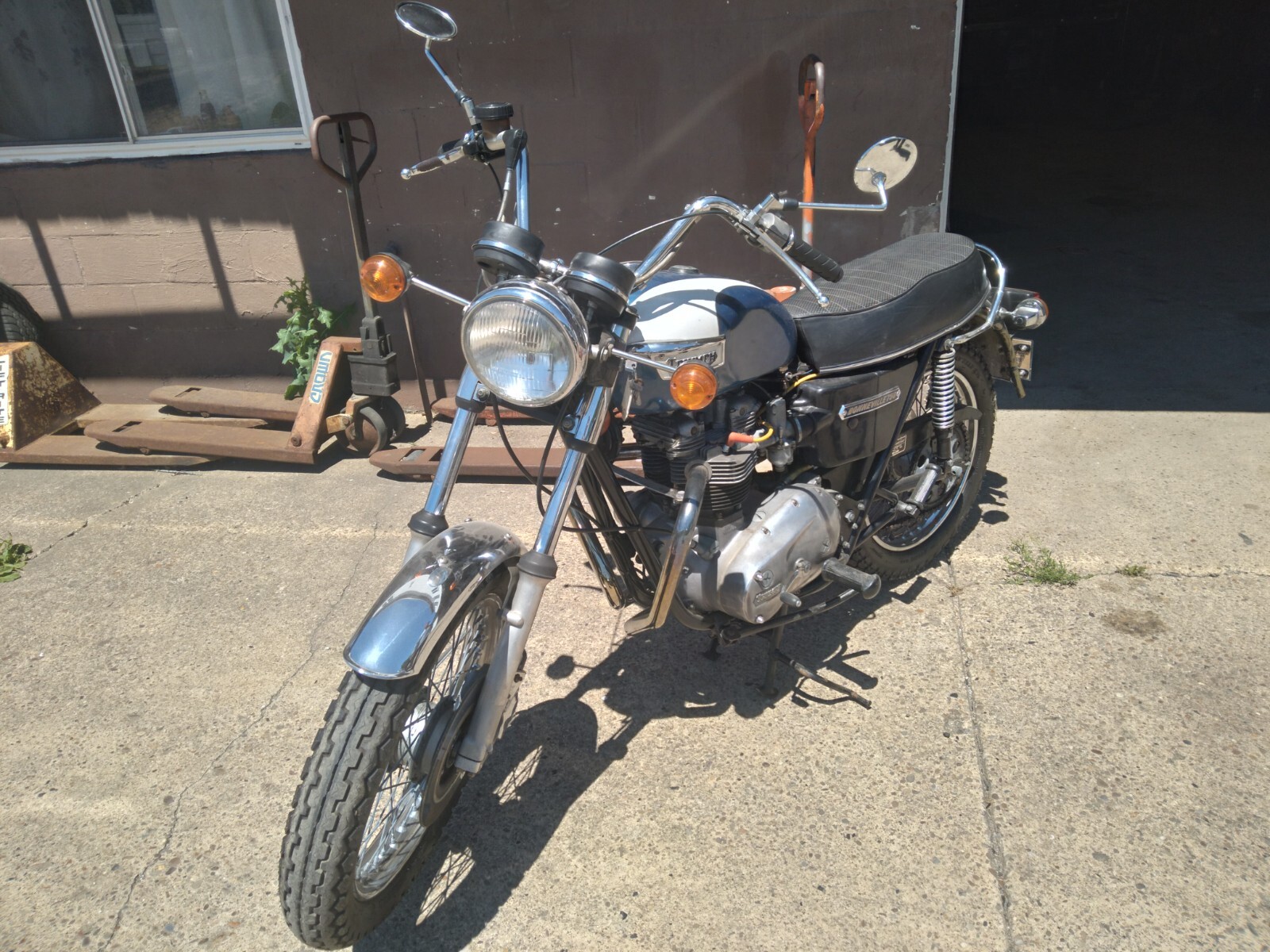 Triumph-Bonneville-1977-3