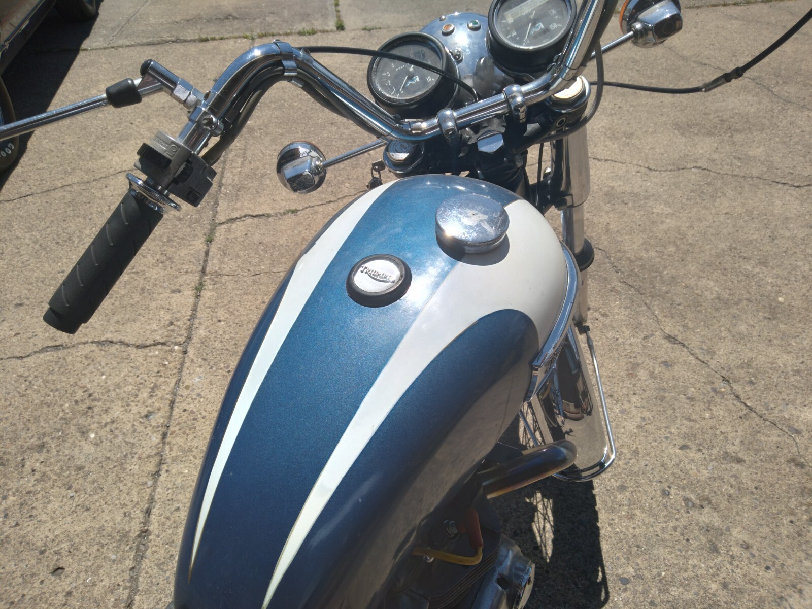 Triumph-Bonneville-1977-5