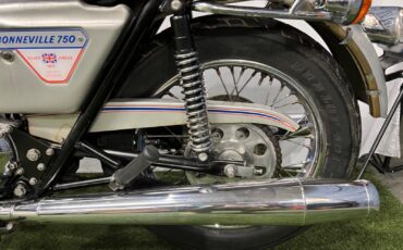 Triumph-Bonneville-1977-5
