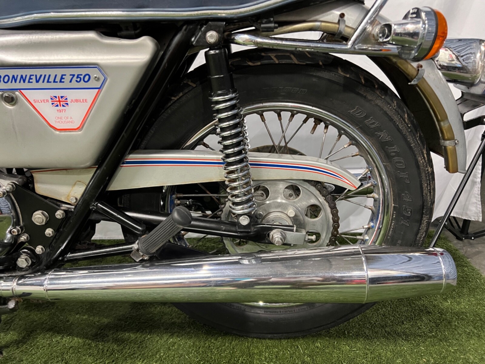 Triumph-Bonneville-1977-5