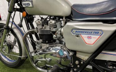 Triumph-Bonneville-1977-6