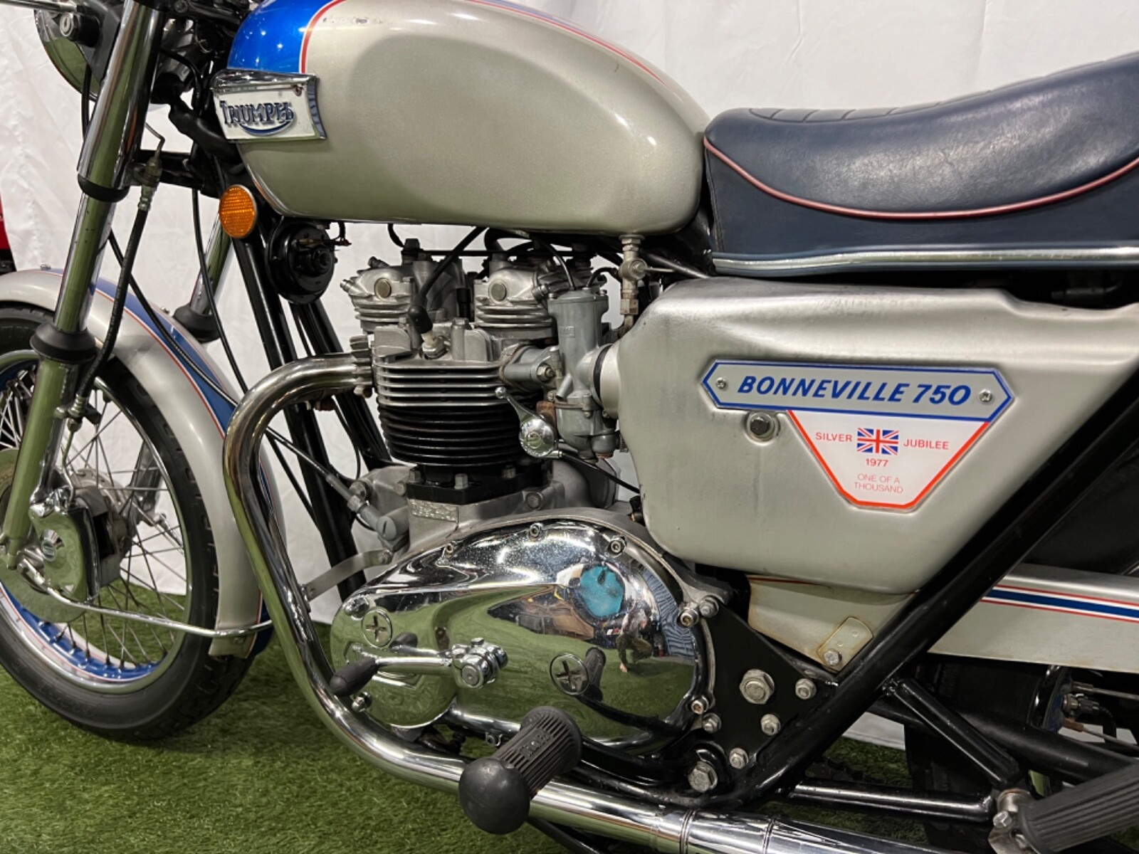 Triumph-Bonneville-1977-6