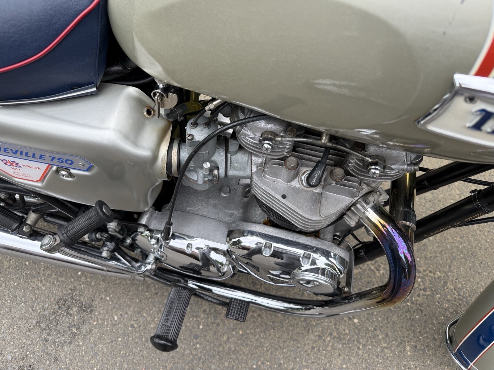 Triumph-Bonneville-1977-9
