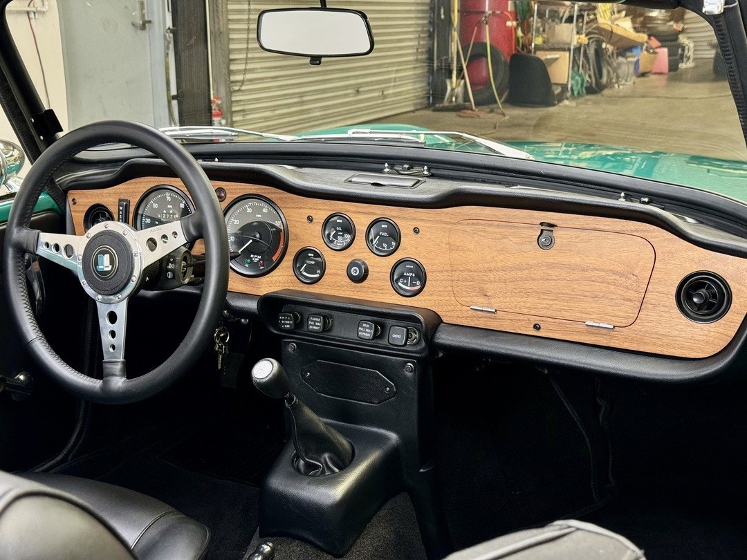 Triumph-TR-6-1972-Convertible-16