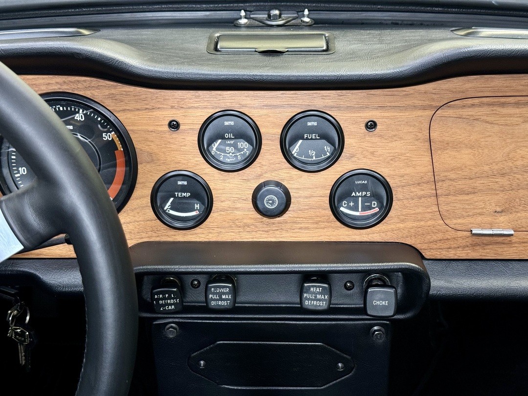 Triumph-TR-6-1972-Convertible-18