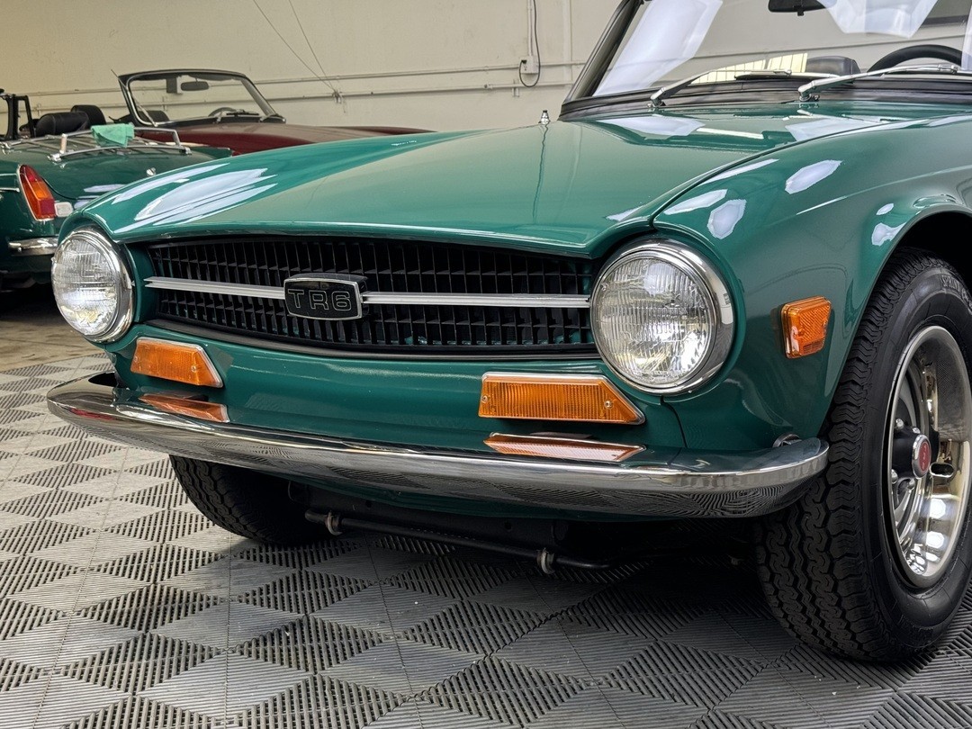 Triumph-TR-6-1972-Convertible-2