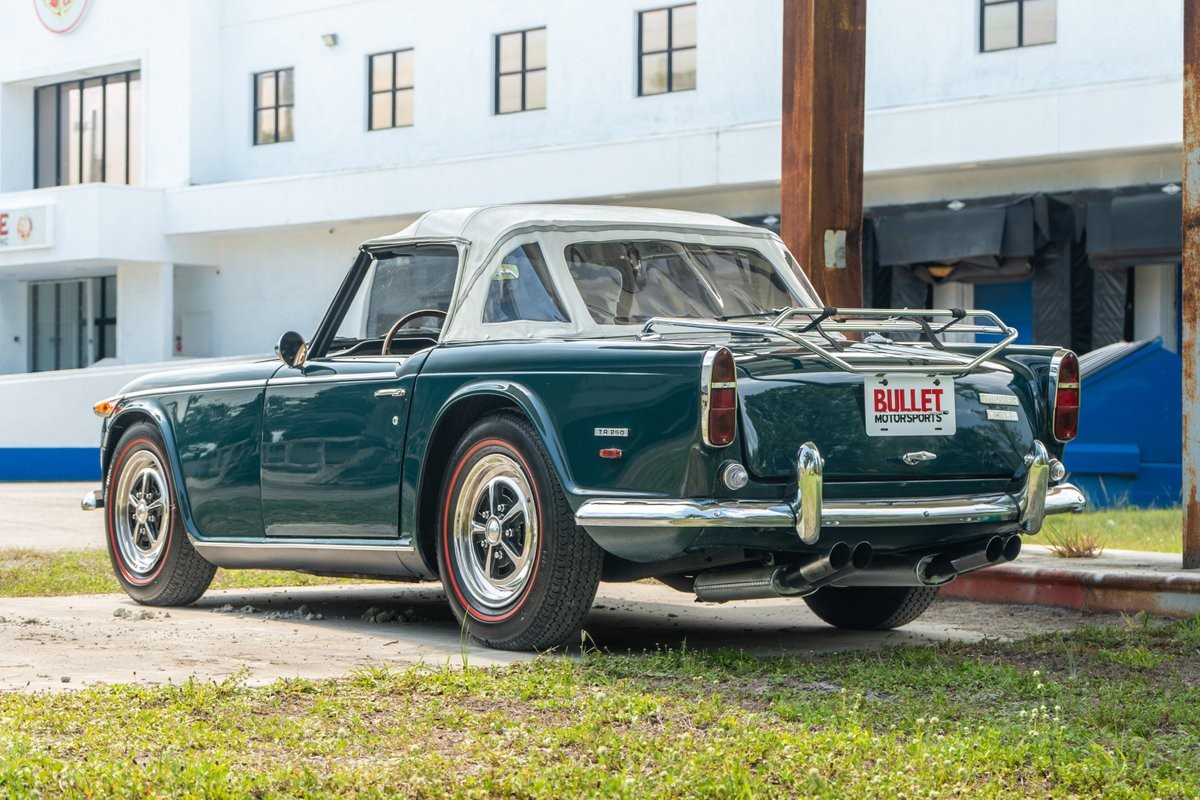 Triumph-TR250-1968-3