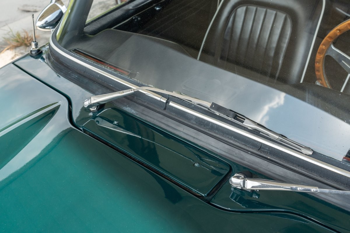 Triumph-TR250-1968-30
