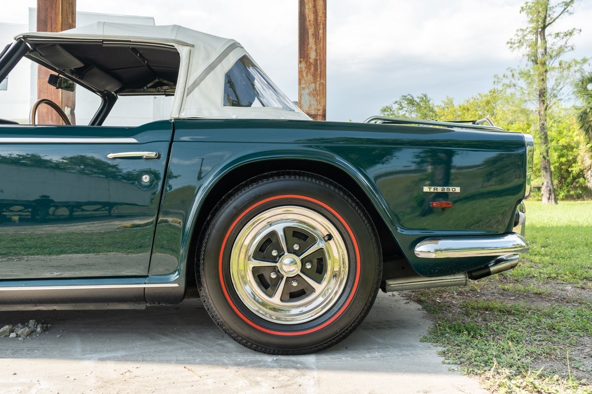 Triumph-TR250-1968-35