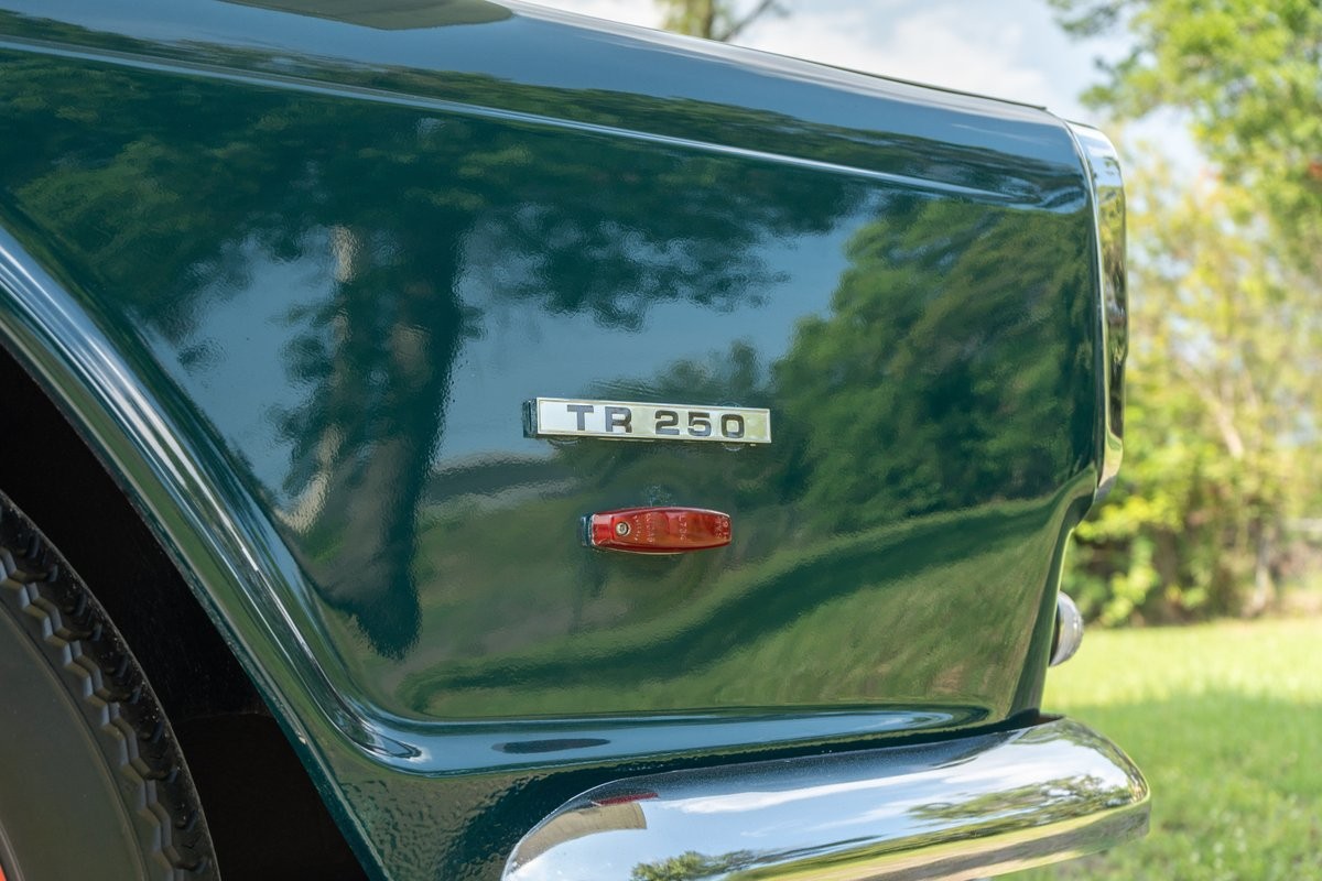 Triumph-TR250-1968-37