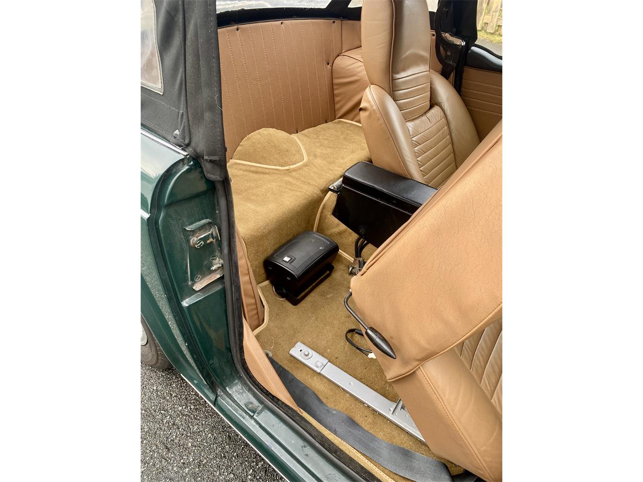 Triumph-Tr250-1968-Green-Tan-16