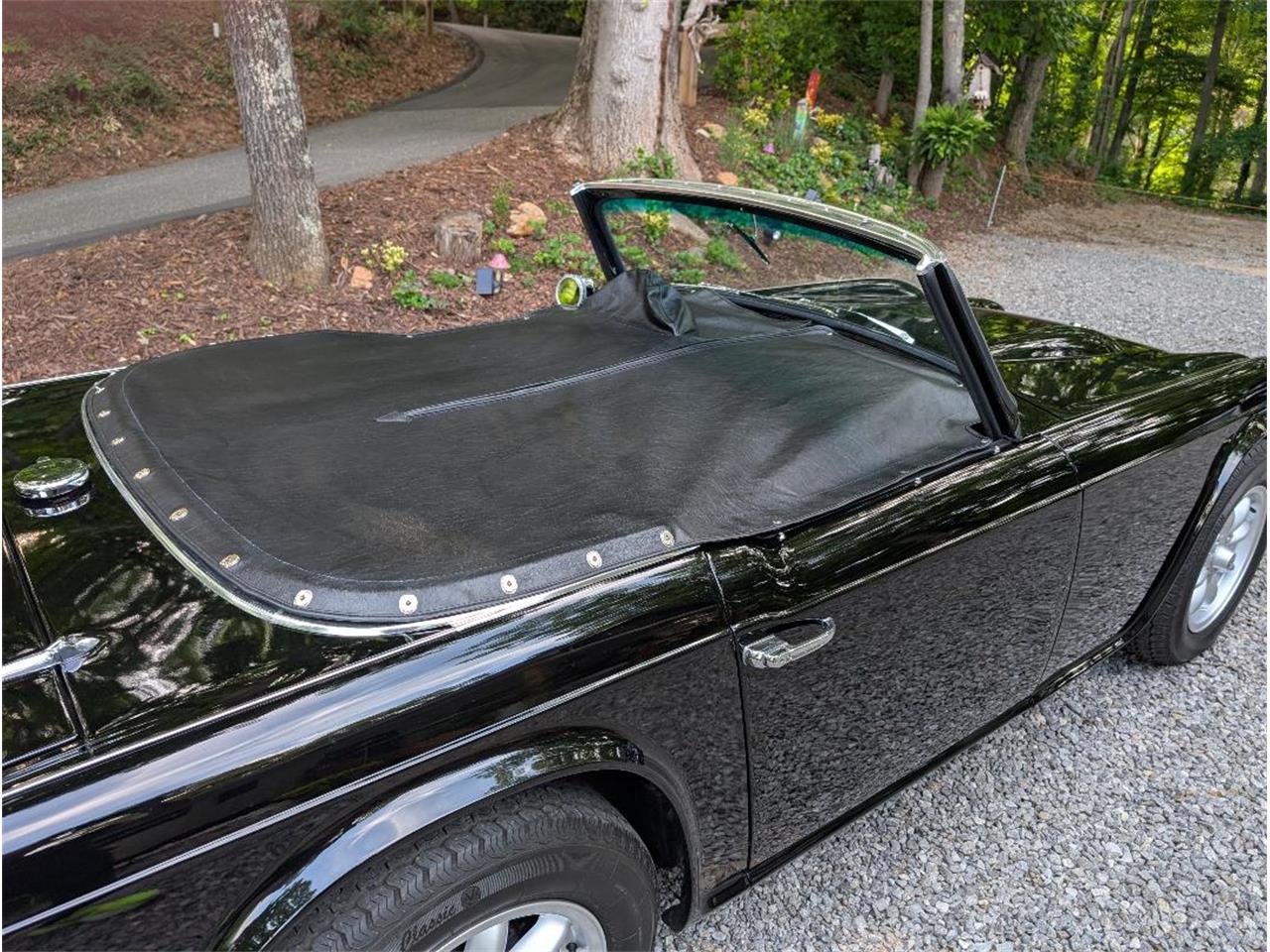Triumph-Tr4-1964-New-Gloss-Black-pain-Light-grey-leather-1