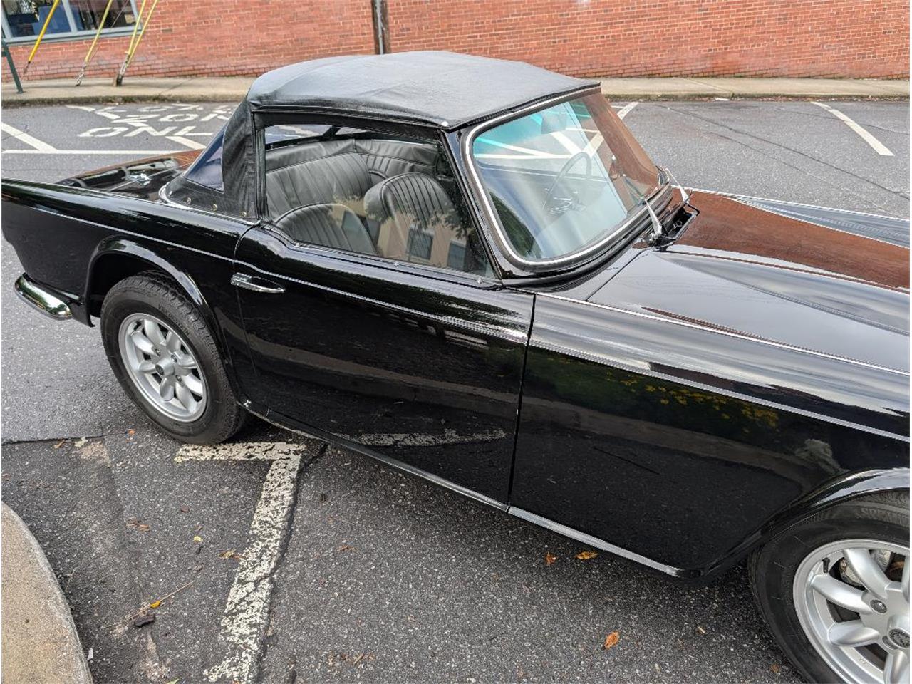 Triumph-Tr4-1964-New-Gloss-Black-pain-Light-grey-leather-14