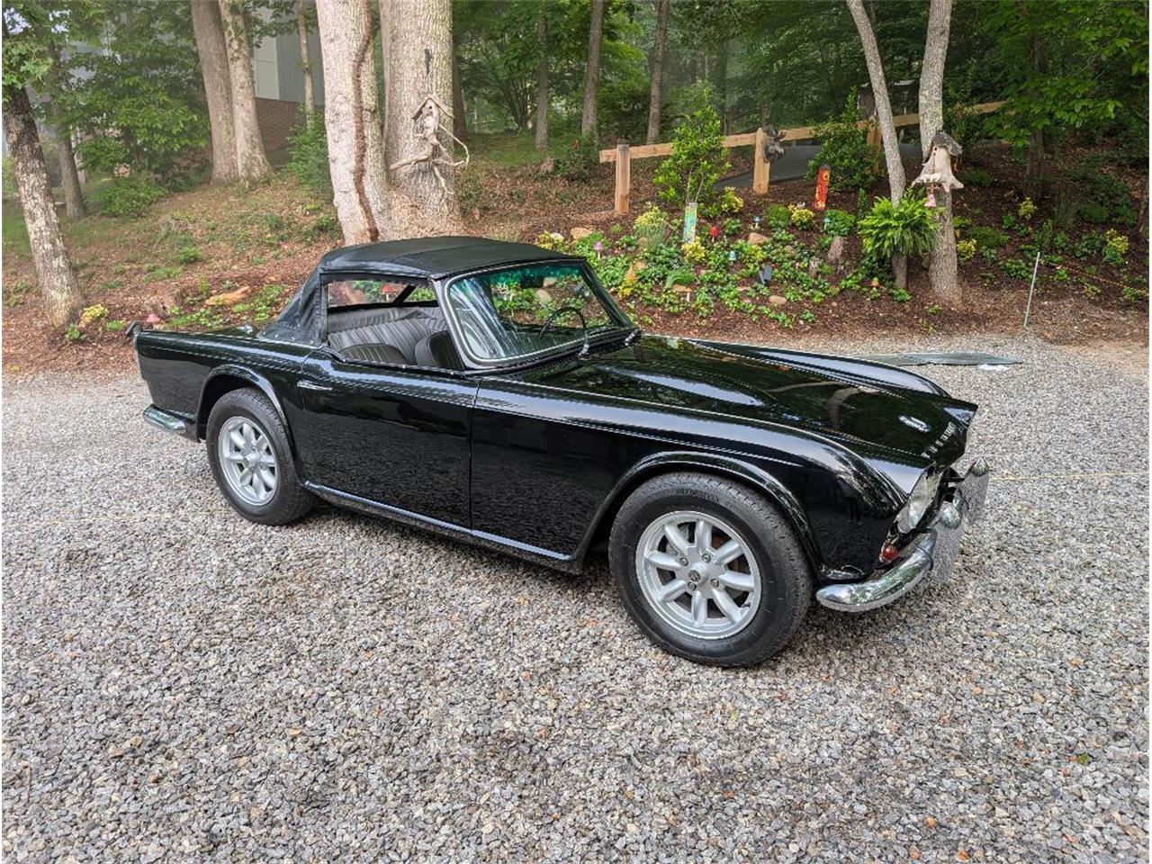Triumph-Tr4-1964-New-Gloss-Black-pain-Light-grey-leather-15