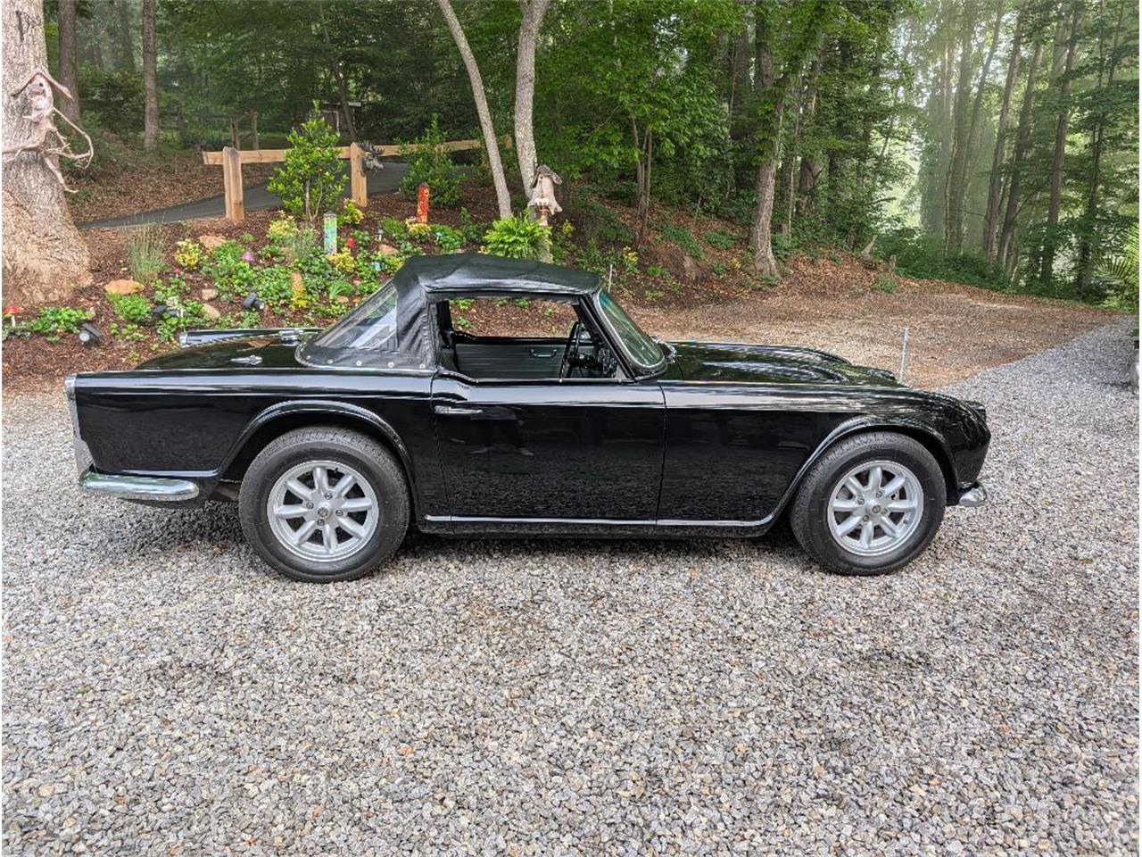 Triumph-Tr4-1964-New-Gloss-Black-pain-Light-grey-leather-16